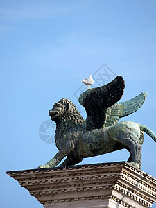Piazetta威尼斯岛的Chimera 雕刻嵌合体神话狮子喷火山羊雕像雕塑广场怪物背景图片