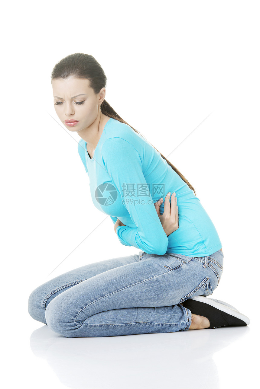 有胃病的年轻女性白色腹痛地面疾病成人伤害经期痛苦医疗疼痛图片