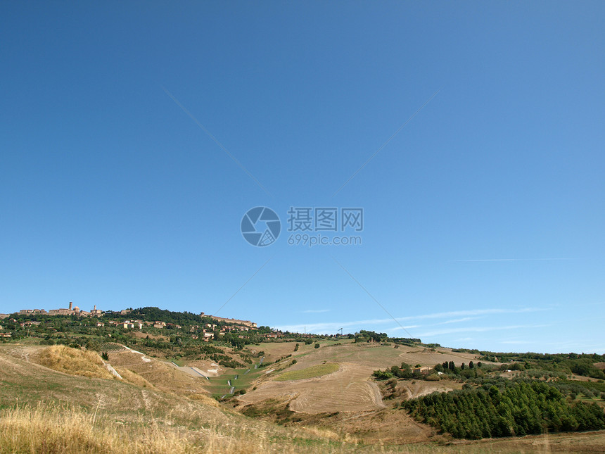 伏尔泰拉郊外的山谷和山谷晴天场地草地爬坡农村全景丘陵农业栽培文化图片