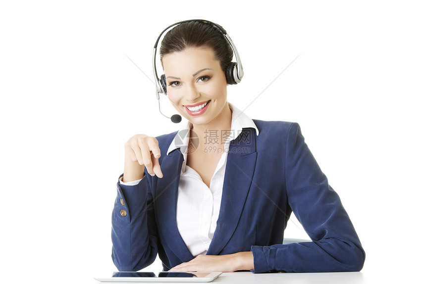美丽的年轻青年呼叫中心助理 在办公桌女孩接待员服务女士女性电话操作员推销商务热线图片