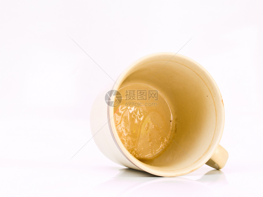 在白色背景上隔绝的棕茶瓷杯古董时间早餐咖啡液体饮料杯子玻璃餐具陶瓷图片