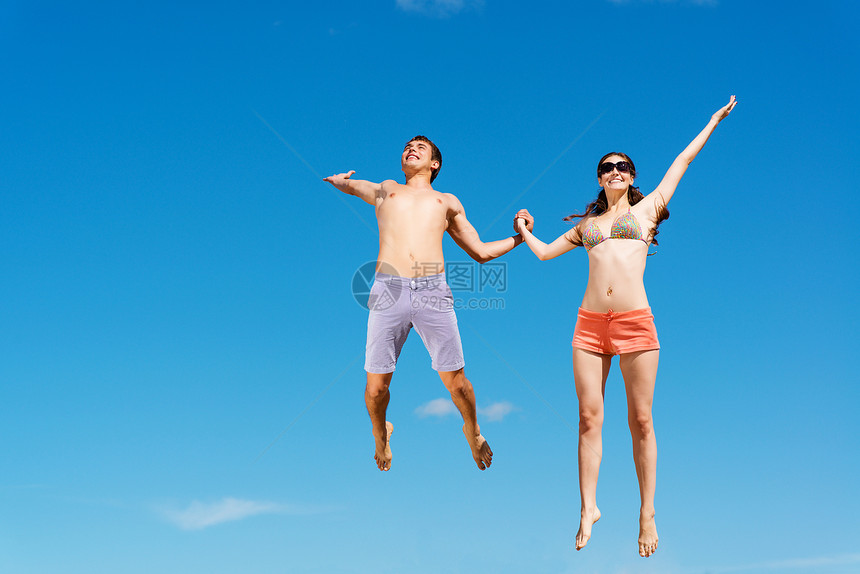 年轻夫妇一起跳跃女士胜利行动男人喜悦夫妻公司幸福男生朋友们图片