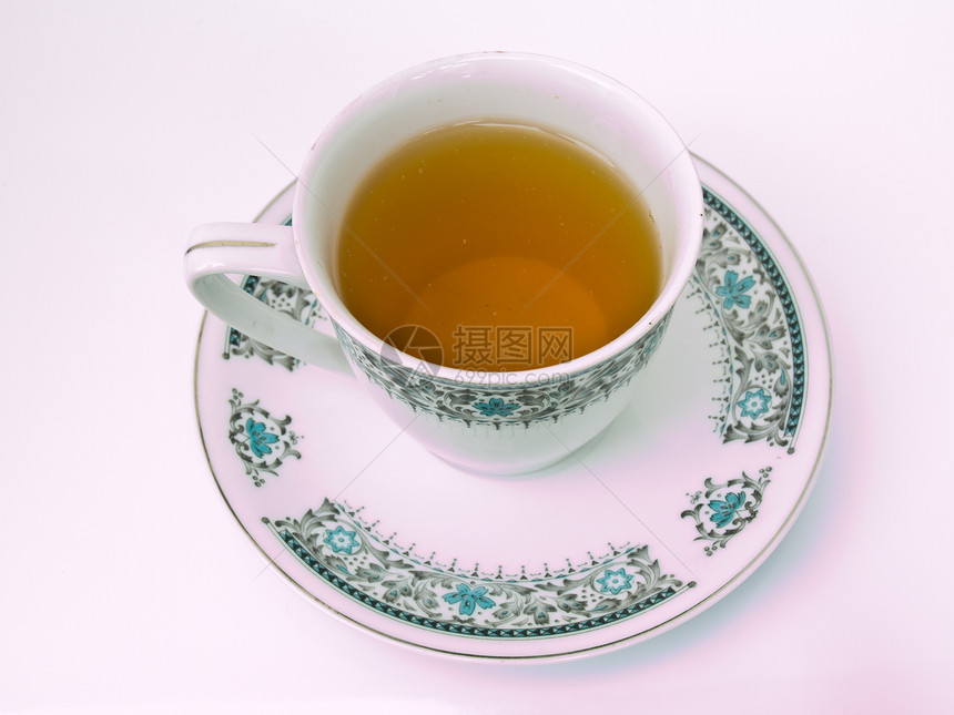 一杯茶 用白色背景隔绝的花粉形态棕色饮料早餐花朵玻璃盘子杯子液体草本时间图片