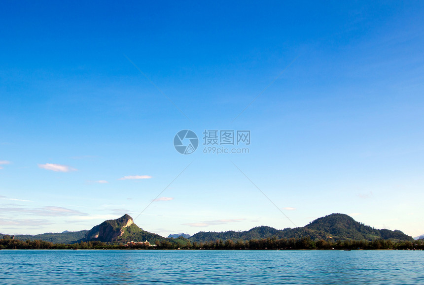 风景天堂旅游晴天海浪岩石支撑海景海洋天空假期图片