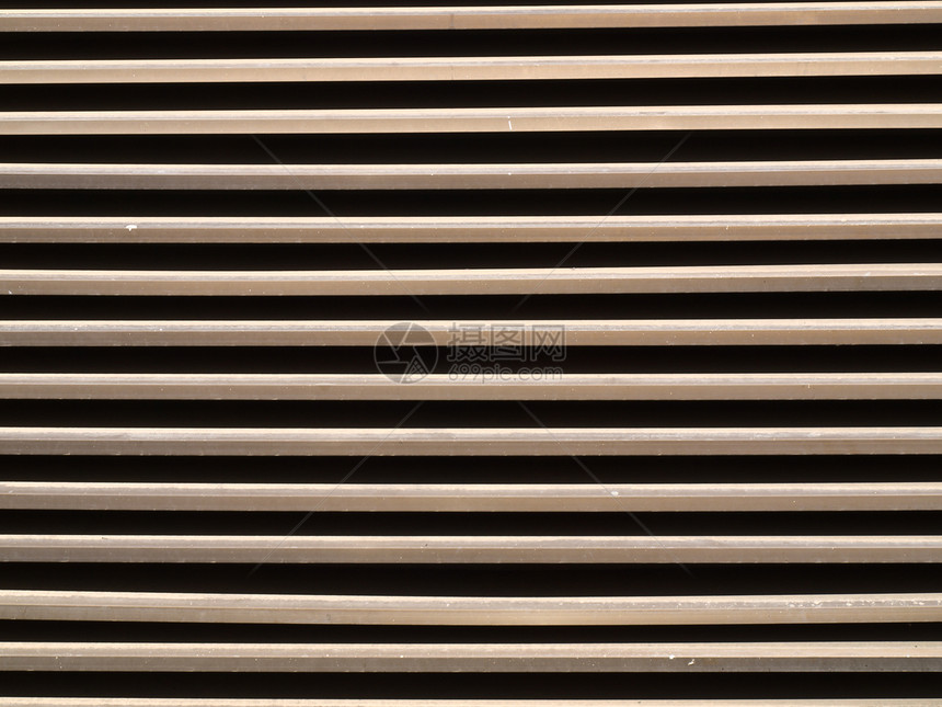 褐金属垂直鳍作为背景情况灰色盘子建筑师办公室白色窗户棕色建筑店面图片
