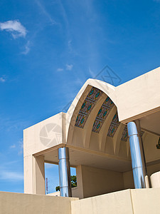 蓝色天空上指着办公大楼的拱门入口大厅玻璃建筑商业中心办公室城市背景图片