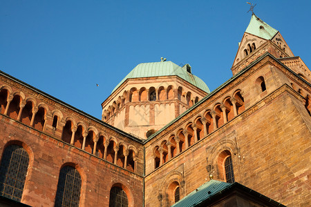施派尔哥特教会教会大教堂粉色建筑圆顶建筑学水平城市棕色蓝色背景