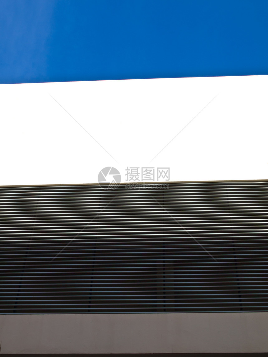 建筑外部墙壁和金属垂直鳍作为背景材料盘子白色办公室窗户灰色建筑师店面图片