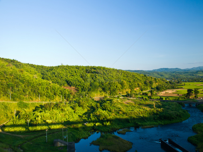 Mae Suay 水库附近的Paddy田和Moustain风景 清瑞木头假期稻田宝塔蓝色天空灌溉场地小路天气图片