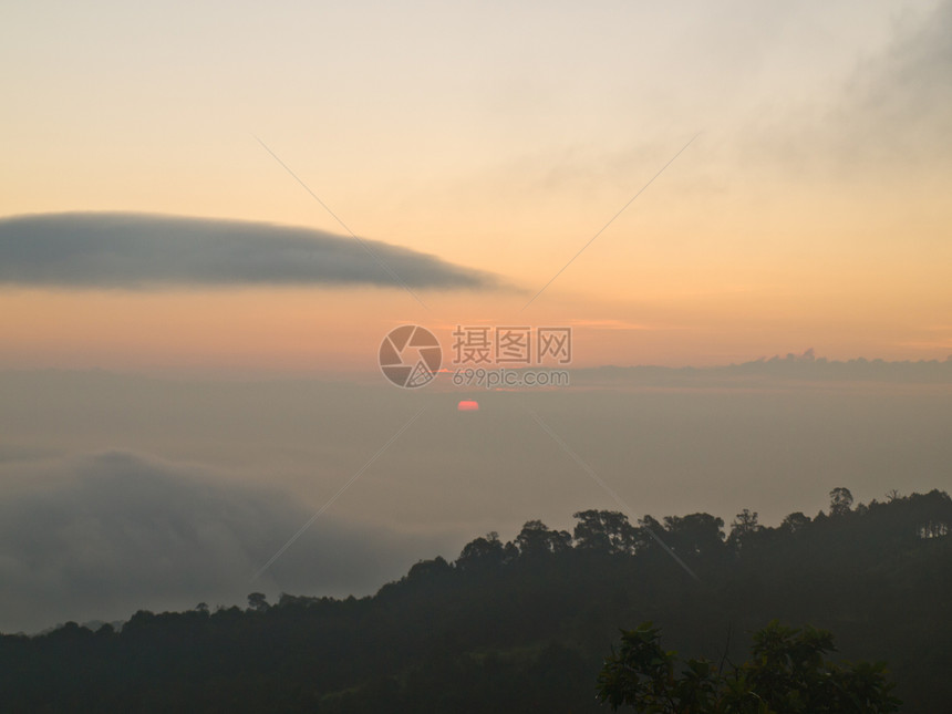 清莱泰国长江山升起日光国家天空日落山景假期农村蓝色小路旅游森林图片