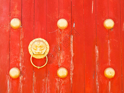 清拉梅萨隆山红木门上的龙门把手高清图片