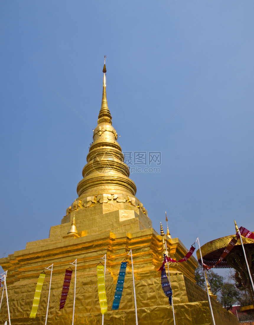 南泰国 金色的刺牙 花法雕像蓝色旗帜金子旅行佛教徒佛塔游客天空宝塔图片