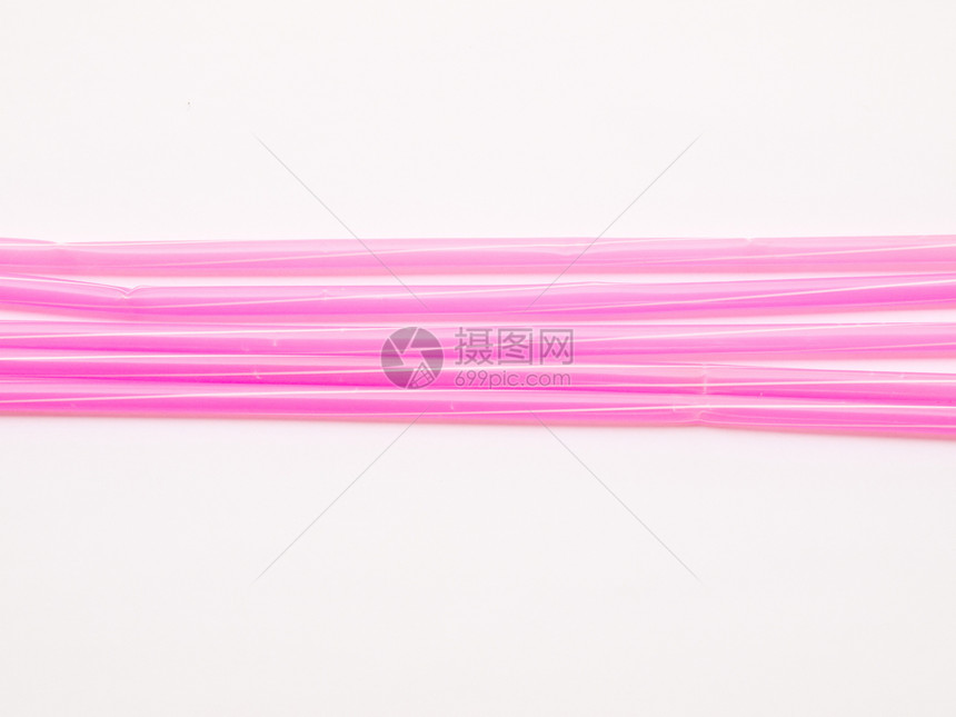 在白色背景中分离的粉色稻草条纹茶点管子彩虹塑料饮料乐趣派对果汁浅蓝色图片