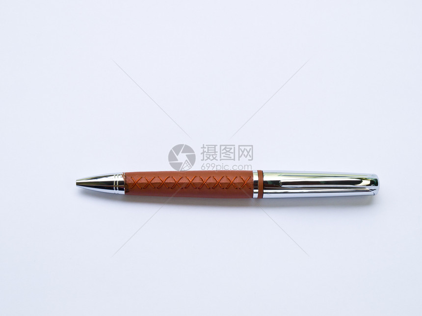 在白色背景上隔离的棕色皮质豪华钢笔奢华宏观笔记签名办公室墨水金属图片