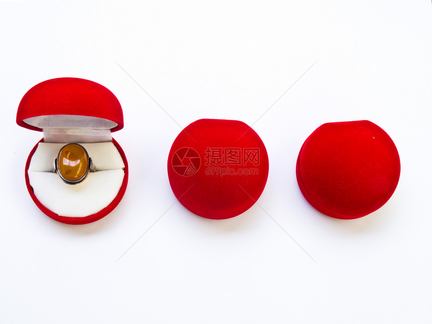 白背景孤立的圆圆圆红首饰箱婚礼盒子纪念日珠宝展示琥珀色宝藏女性宝石新娘图片