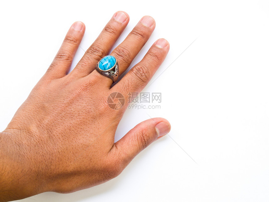 一只手戴绿绿宝石戒指的男子 手指被白纸上隔绝石头婚礼图片