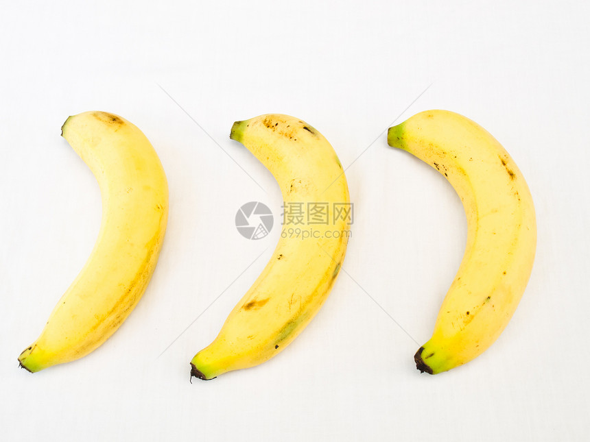 孤立在白白色上的香蕉营养水果小吃黄色皮肤美食团体丛林食物蔬菜图片
