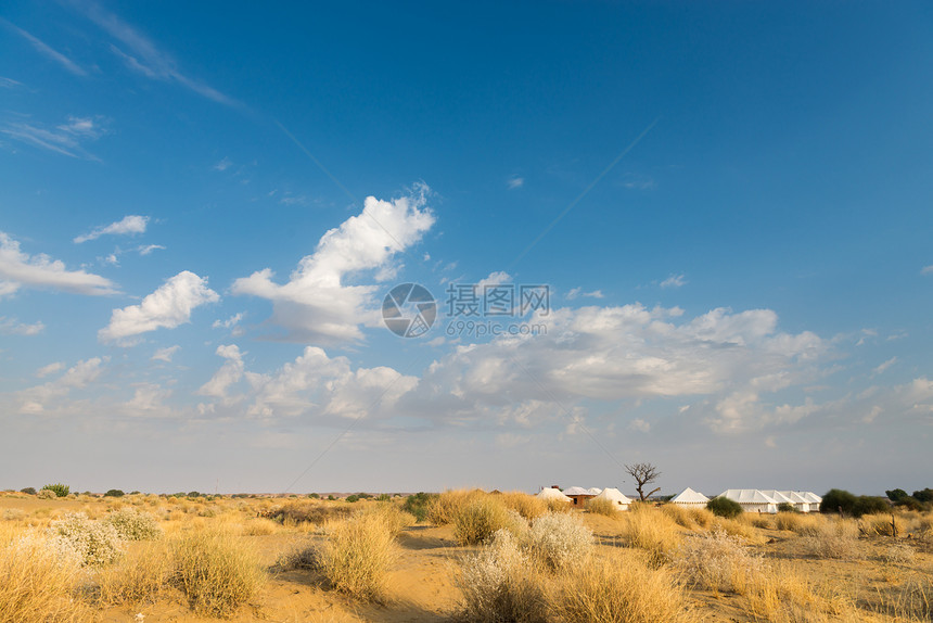 在沙漠中的帐篷露宿地旅馆气候灌木蓝色营地晴天天空假期旅游酒店旅行图片