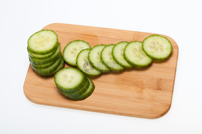 在白色背景上孤立的绿黄瓜背光纤维种子皮肤水果宏观午餐果皮蔬菜饮食图片
