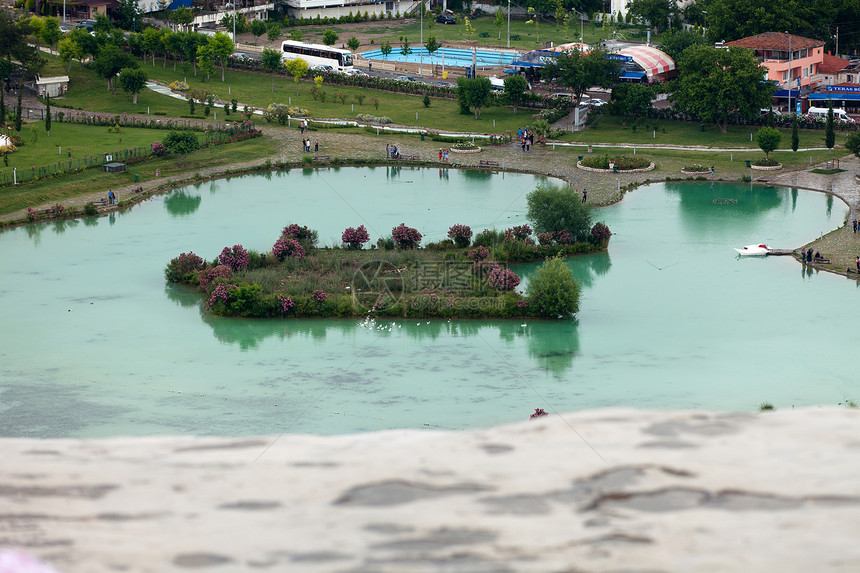 土耳其帕穆卡勒的特雷弗丁池和梯田石灰石游客碳酸盐温泉盆地矿物水池假期石灰华蓝色图片
