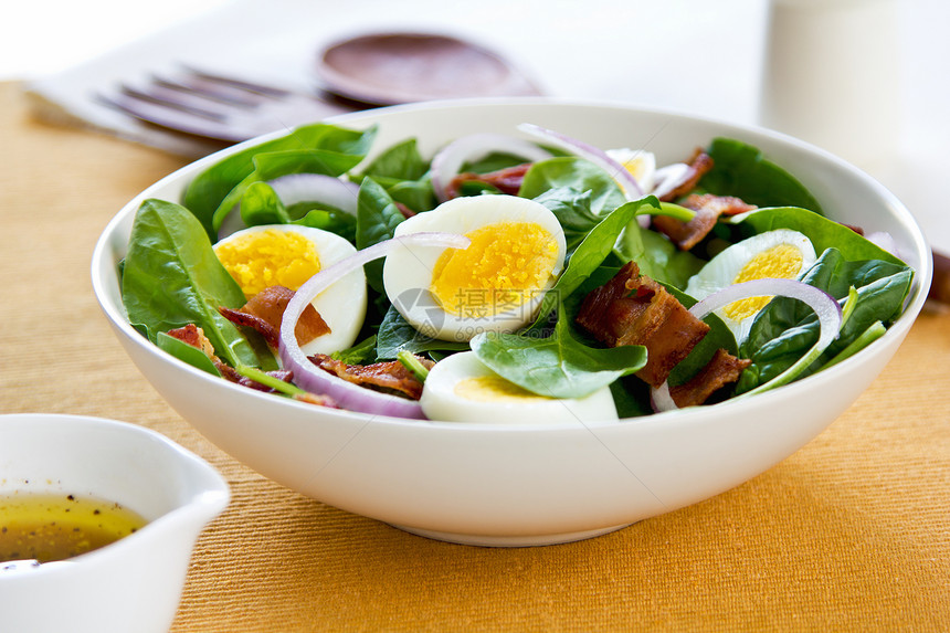配鸡蛋和菠菜沙拉的培根美味绿色美食油炸猪肉营养沙拉敷料洋葱蔬菜图片