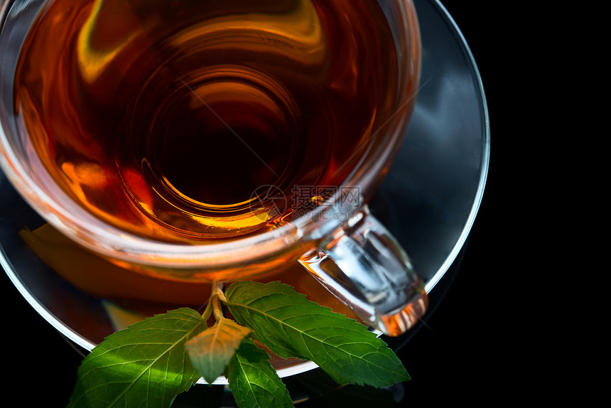 杯黑茶飞碟反射杯子叶子摄影橙子薄荷材料草本灯光图片