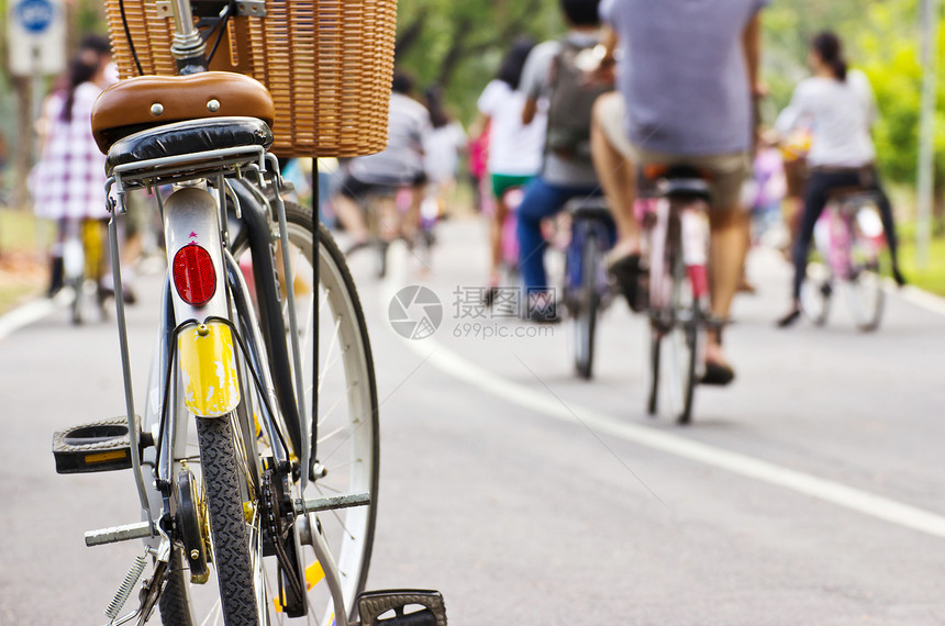 公园的自行车花园运动发挥民众团体街道金属锻炼图片