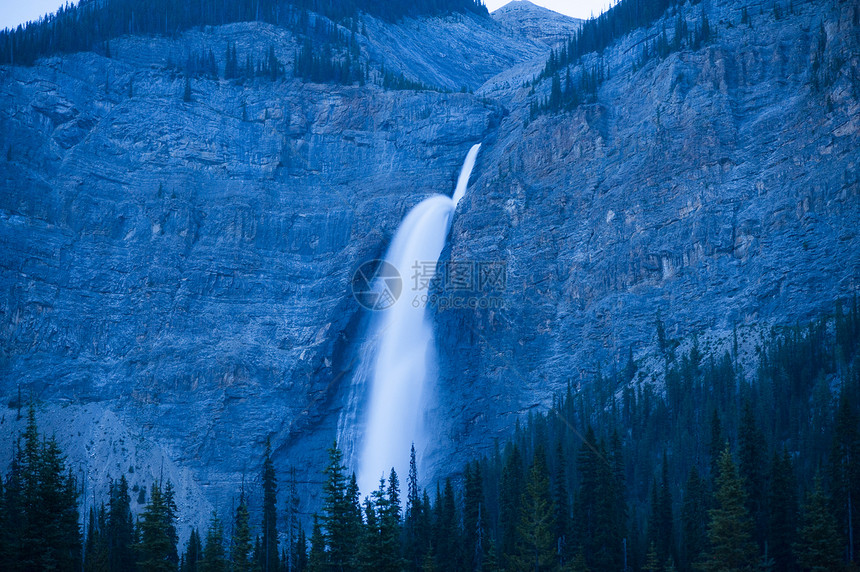 加拿大  不列颠哥伦比亚省  幽鹤国家公园吸引力悬崖瀑布岩石公园树木山脉国家森林风景图片
