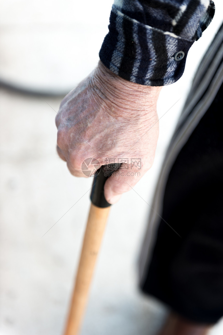 老头逆境退休生活祖父家庭甘蔗手指皮肤短裤男性图片
