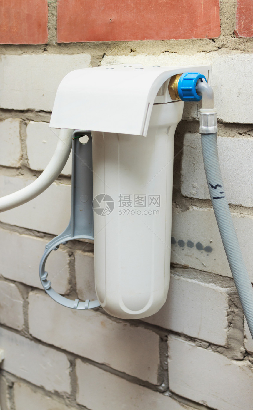 装有塑料住房的水过滤器图片