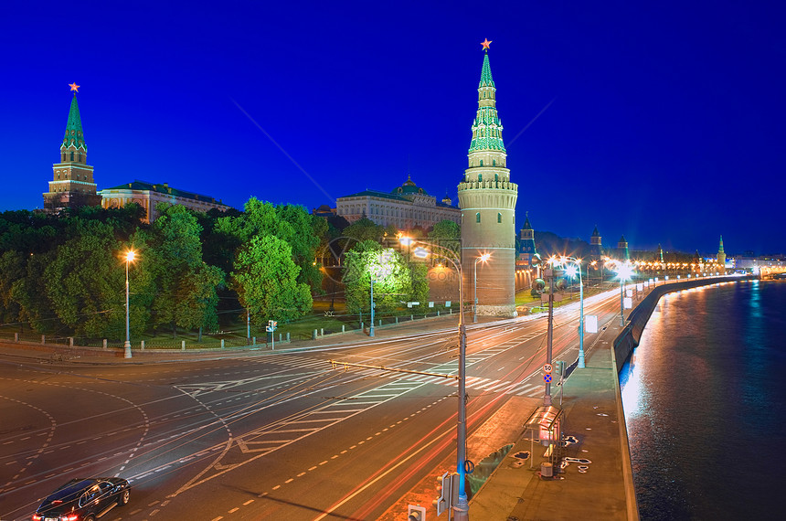 莫斯科克里姆林宫和克里姆林宫银行在晚上场景建筑学反射旅游建筑物地标中心城市首都文化图片
