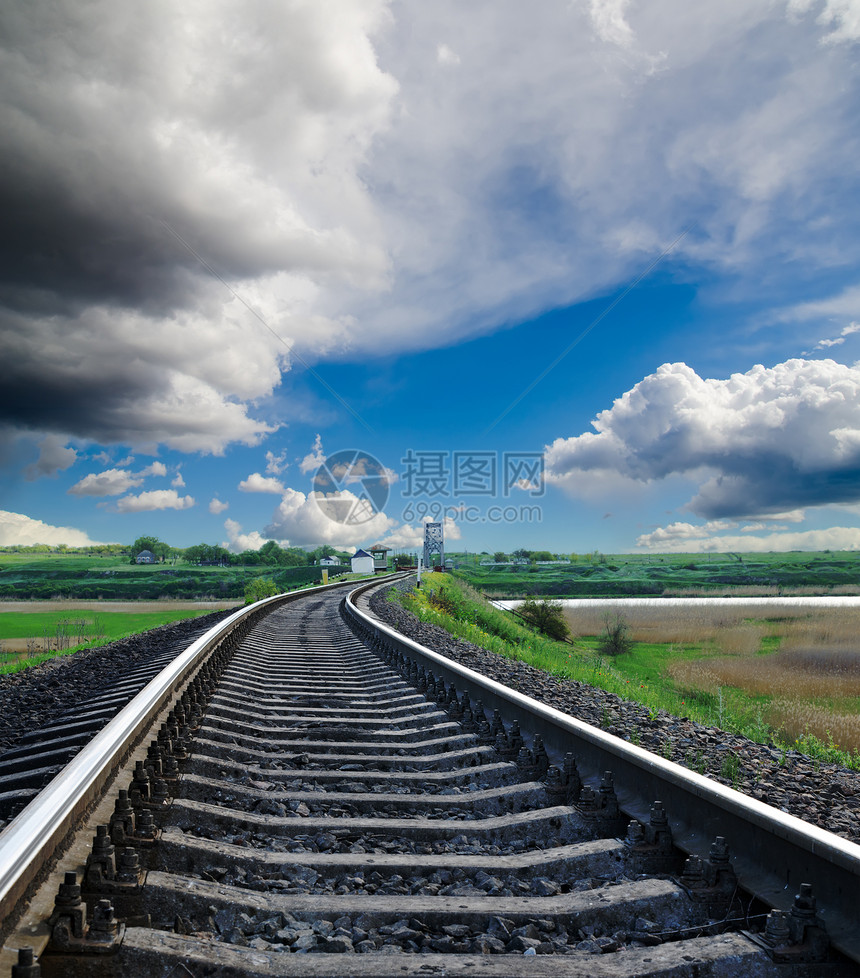 铁路到地平线场景碎石过境运输远景旅行货物国家天堂天空图片
