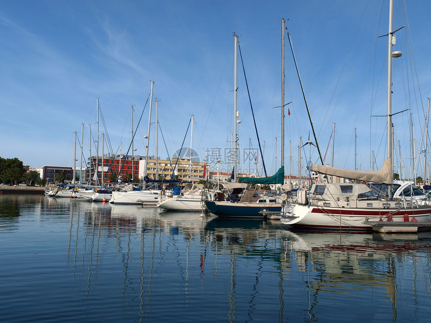 在葡萄牙阿尔加维海岸的游艇港 满是美丽的小船图片