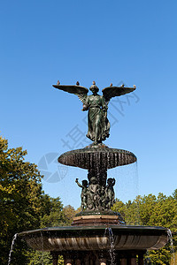 曼哈顿中城中央公园不喷泉雕像背景