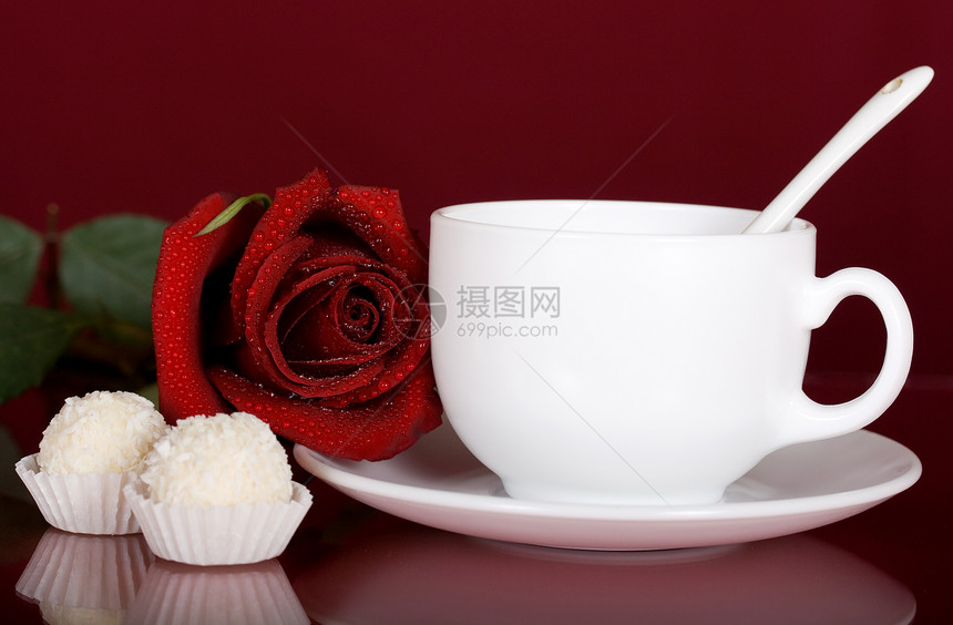 红玫瑰茶和糖果图片