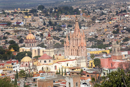 墨西哥圣米格尔德阿连德俯瞰帕罗基亚天使教堂高清图片