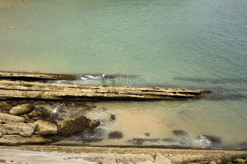 坎塔布里安海桑坦德海滩悬崖海浪植被苔藓图片