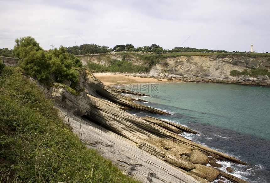 坎塔布里安海桑坦德海滩悬崖苔藓植被海浪图片