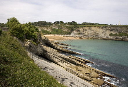 坎塔布里安海桑坦德海滩悬崖苔藓植被海浪高清图片