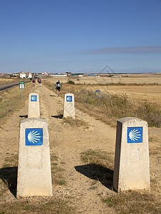 圣地亚哥朝圣之路尘土飞扬的道路累人的旅程高清图片