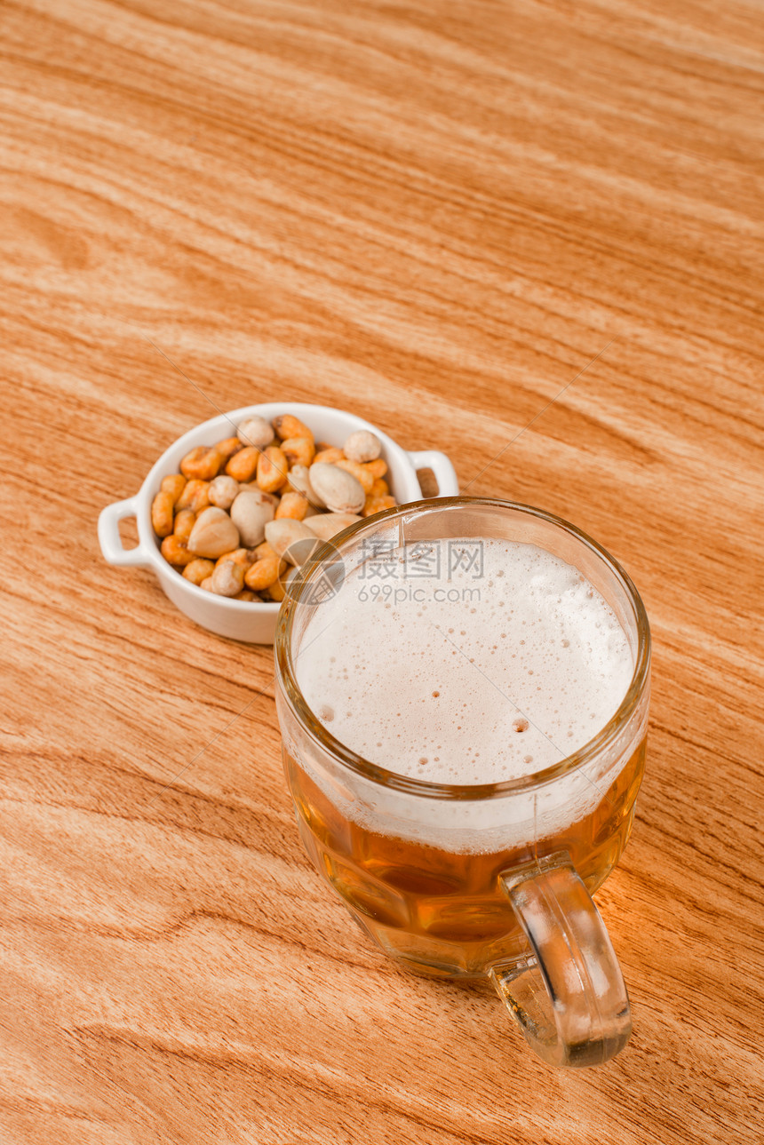 酒吧柜台啤酒坚果玻璃酒杯小吃塔帕干果食物服务零食美食图片
