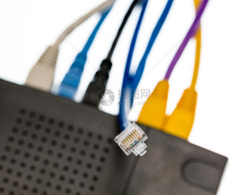 Cat5 网络防御概念电缆和路由器局域网电线电脑金属互联网数据攻击技术插头安全图片