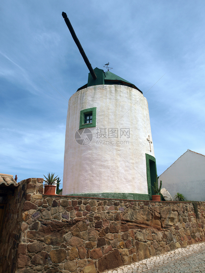 葡萄牙阿尔加韦地区一个迷人的小城镇风车白色建筑学绿色街道图片