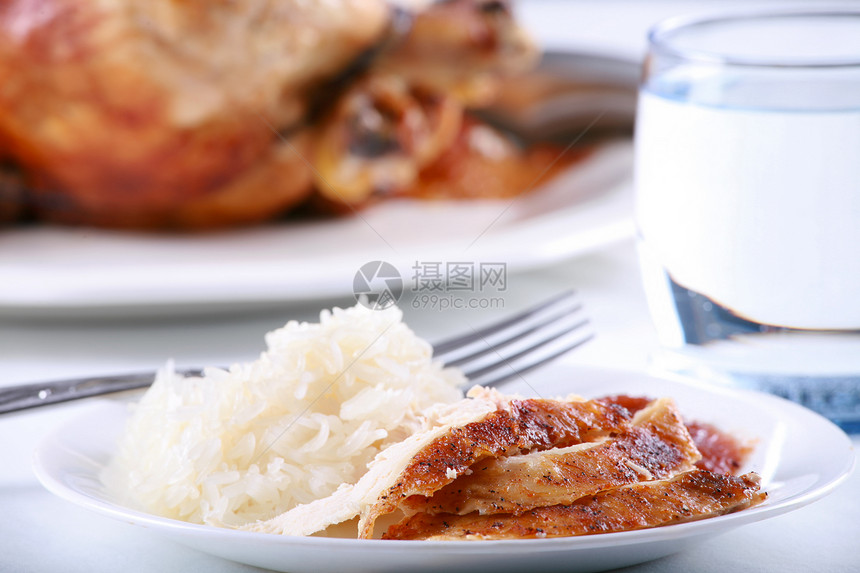 鸡和饭饭家禽桌子食物盘子晚餐玻璃烤肉香料用餐美食图片