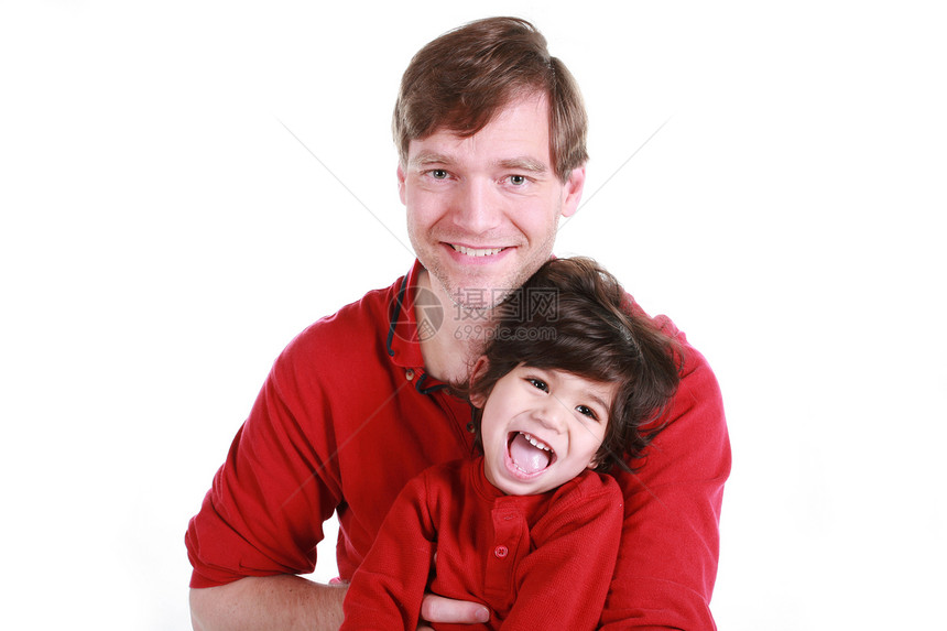 快乐的父亲和儿子男生微笑父母儿童舌头家庭混血儿看门人孩子男人图片