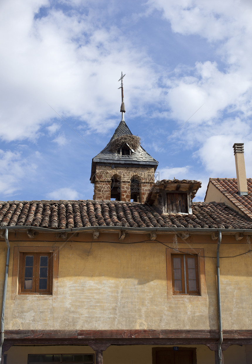 钟塔上的雀巢教会宗教住房钟楼尖顶房屋图片