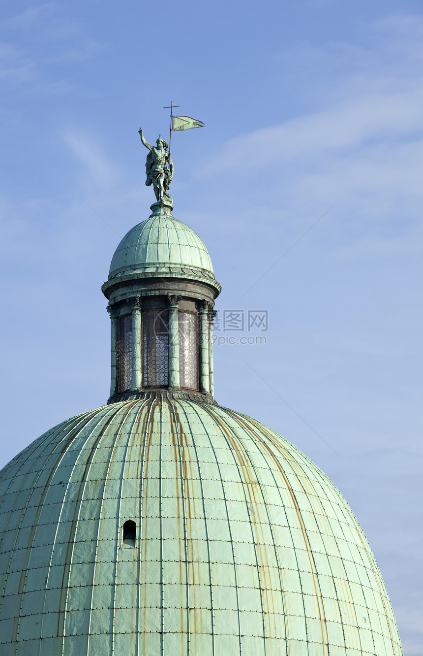 威尼斯一个教堂的Cupola城市艺术雕塑旅行绿色青铜大教堂观光雕像天空图片