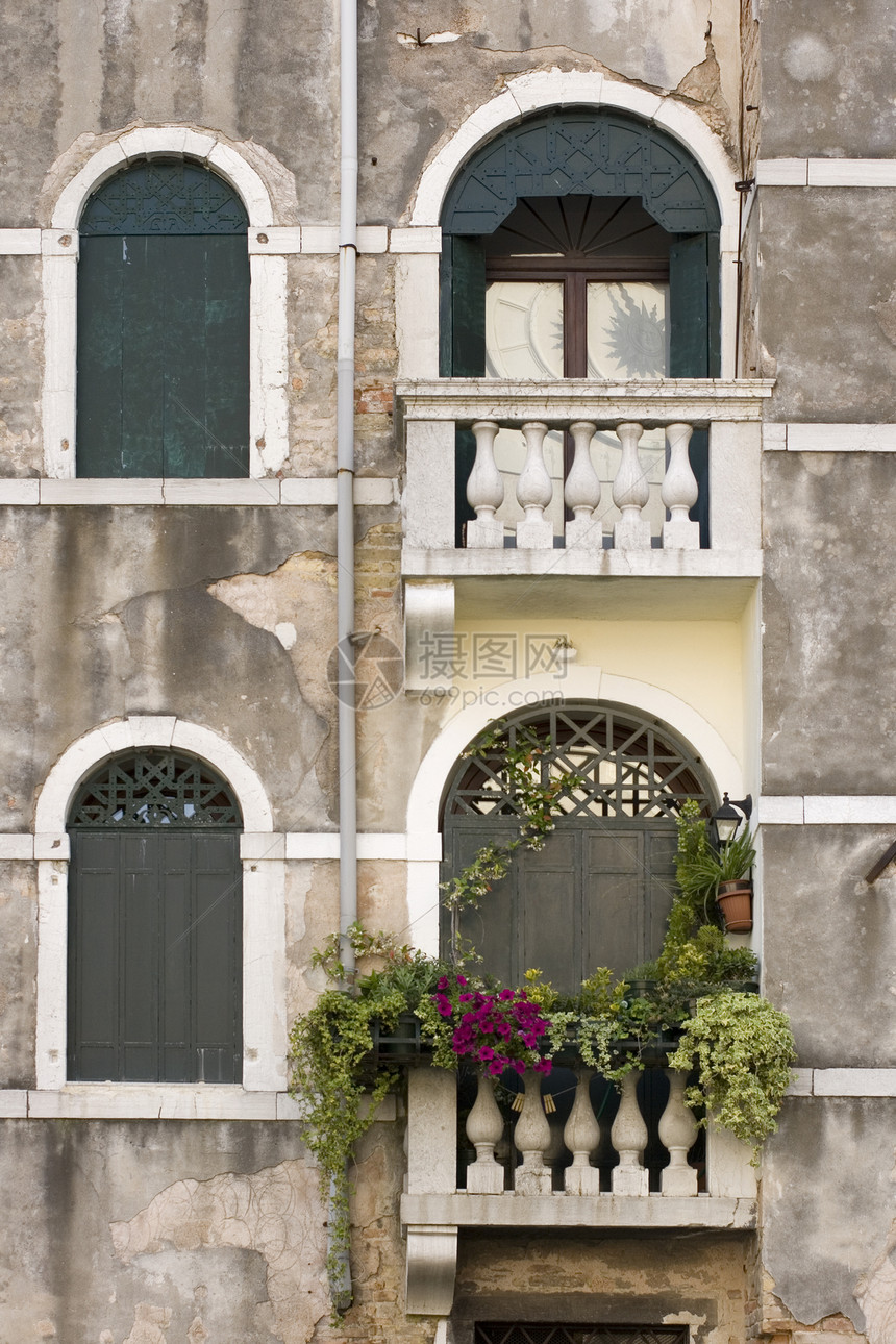 威尼斯窗口建筑学运河花朵城市植物旅游栏杆图片