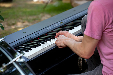 钢琴钥匙钢琴家乐器键盘白色音乐翅膀高清图片