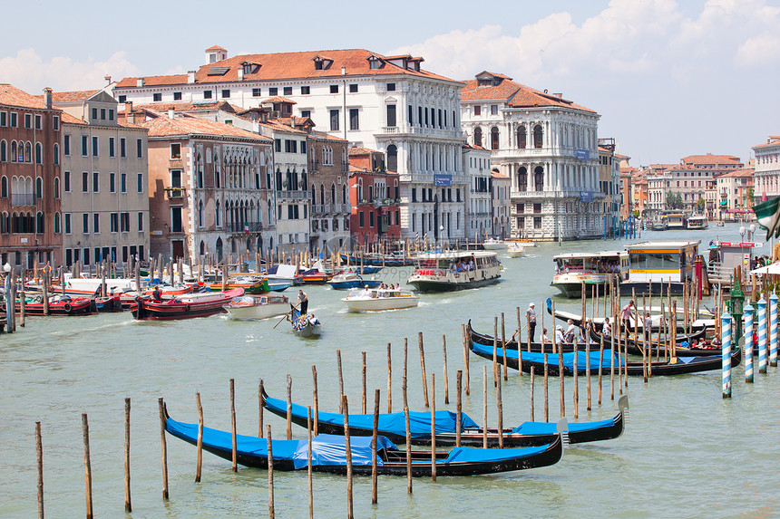 Gondolas 停车场运河假期旅游缆车传统水路旅行游客运输天空图片